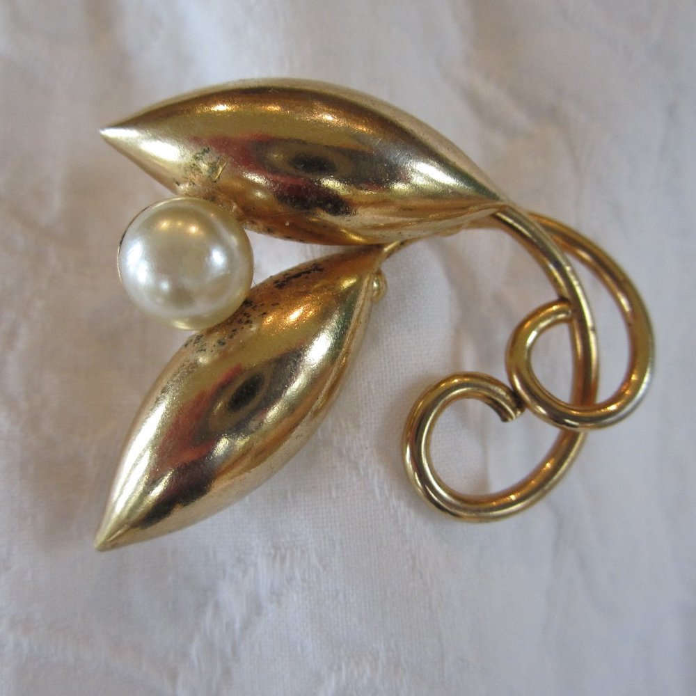 Brooch With Imitation Pearl